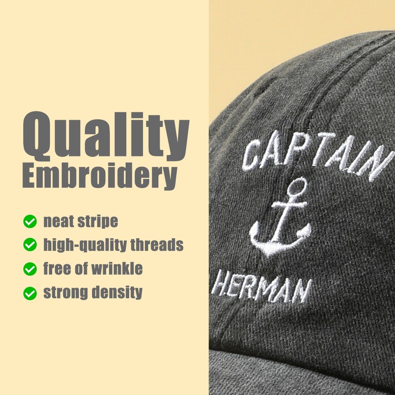 K&ouml;nnte beinhalten: Eine dunkelgraue Baseballkappe mit wei&szlig;er Stickerei, auf der "CAPTAIN" und "HERMAN" mit einem Anker-Symbol dazwischen steht.