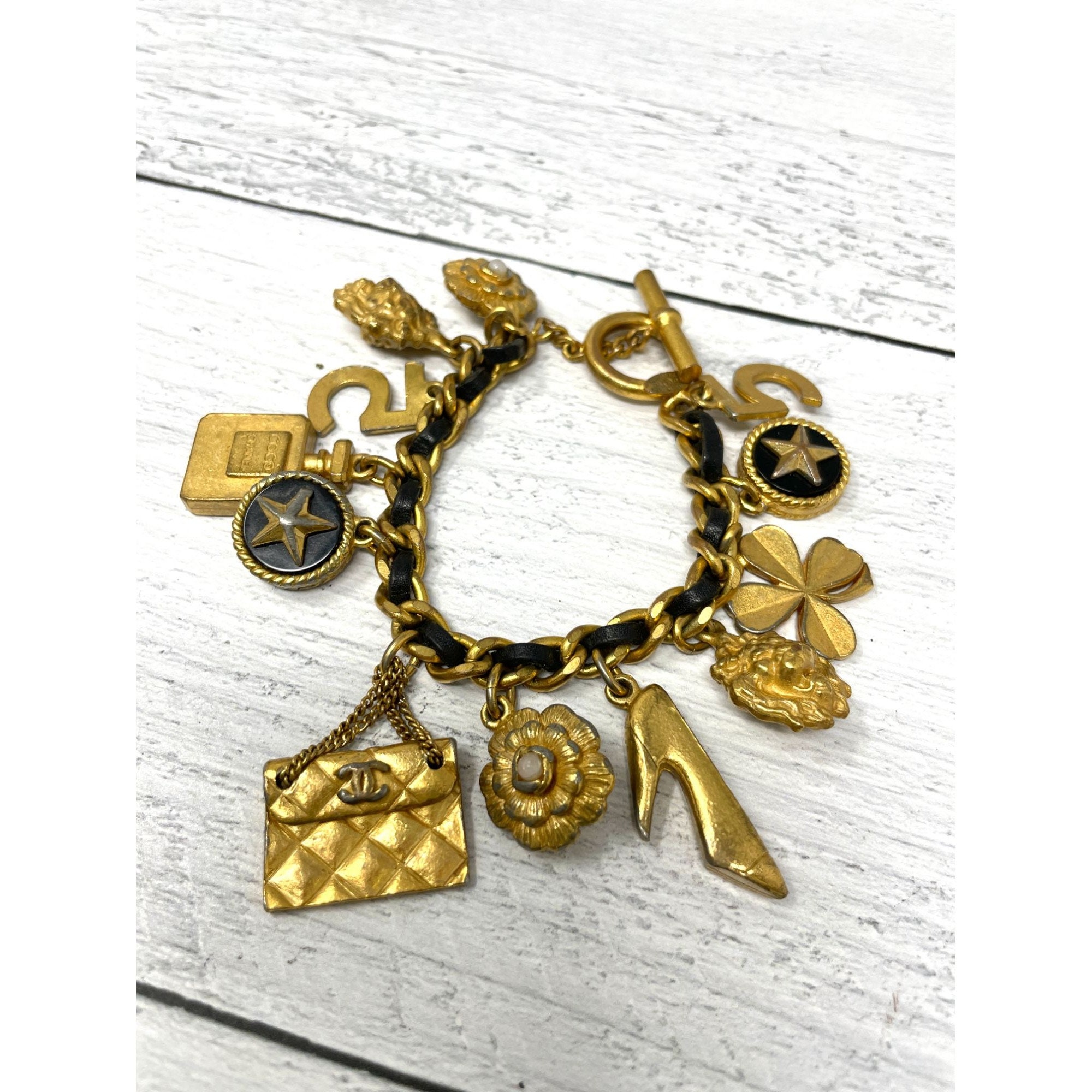 アクセサリー CHANEL Chanel 1990s Gold and Black Woven Leather Novelty Logo Medallion