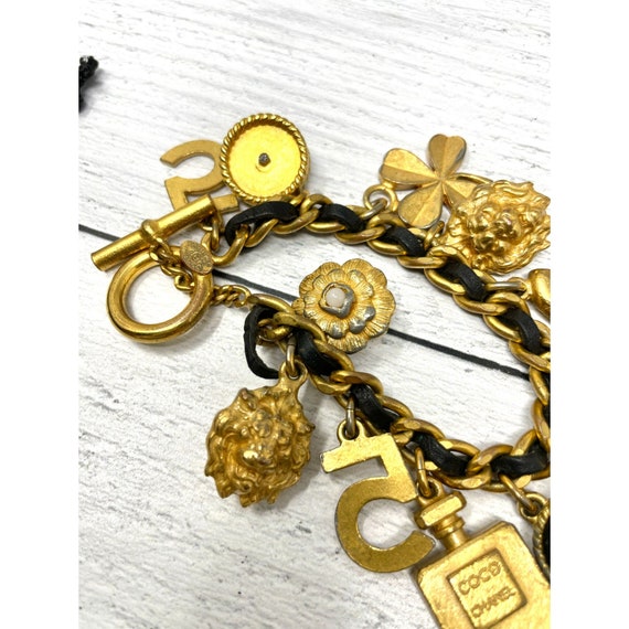 アクセサリー CHANEL Chanel 1990s Gold and Black Woven Leather Novelty Logo Medallion