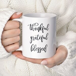 Tacksam, tacksam, välsignad, mugg, andlig mugg, inspirerande kaffemugg, meditationspresent, yogapresent, vit keramikmugg, handgjorda muggar bild 1