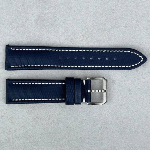 Uhrenarmband marineblau aus Segeltuch, Naht in Kontrastfarbe weiß, gepolstert, Rückseite aus Leder, Schnellverschluss, 20 mm, 22 mm