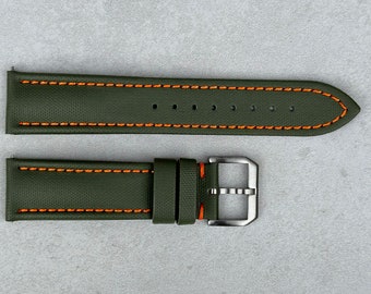 Uhrenarmband olivgrün aus Segeltuch, Naht in Kontrastfarbe orange, gepolstert, Rückseite aus Leder, Schnellverschluss, 20 mm, 22 mm