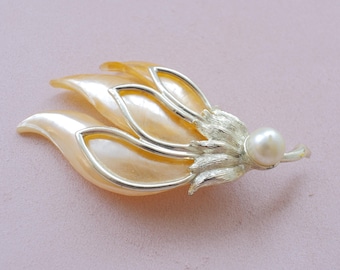 NWT - Cream White Floral Pearl Brooch Pin Bridal Shower MOTB Brunch Wedding Amazon.com: Bridal Synthetic Pearl Floral Brooch (Light  main image 2