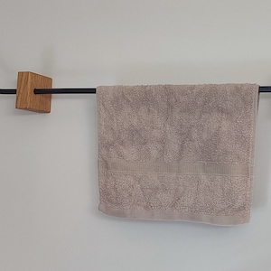 Porte-serviettes moderne en chêne et acier image 1
