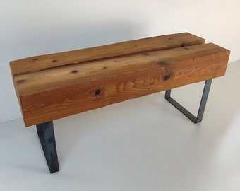 Banc réalisé à partir de vieilles poutres en bois. Bois récupéré, banc, buffet, rustique, antique