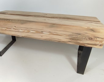Panca realizzata con travi di legno di recupero. Legno di recupero, panca, credenza, rustico, antico