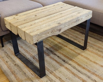 Table basse fabriquée à partir de poutres en bois récupérées. Vieux bois, table, buffet, rustique, antique