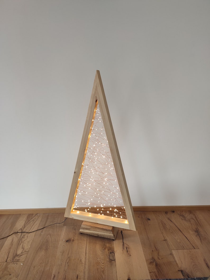 Weihnachtsbaum Holz. beleuchteter weihnachstbaum, weihnachtsdekoration, weihnachsbeleuchtung