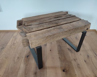 Table basse fabriquée à partir de poutres en bois récupérées. Vieux bois, table, buffet, rustique, antique