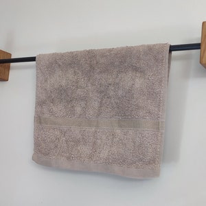 Porte-serviettes moderne en chêne et acier image 4