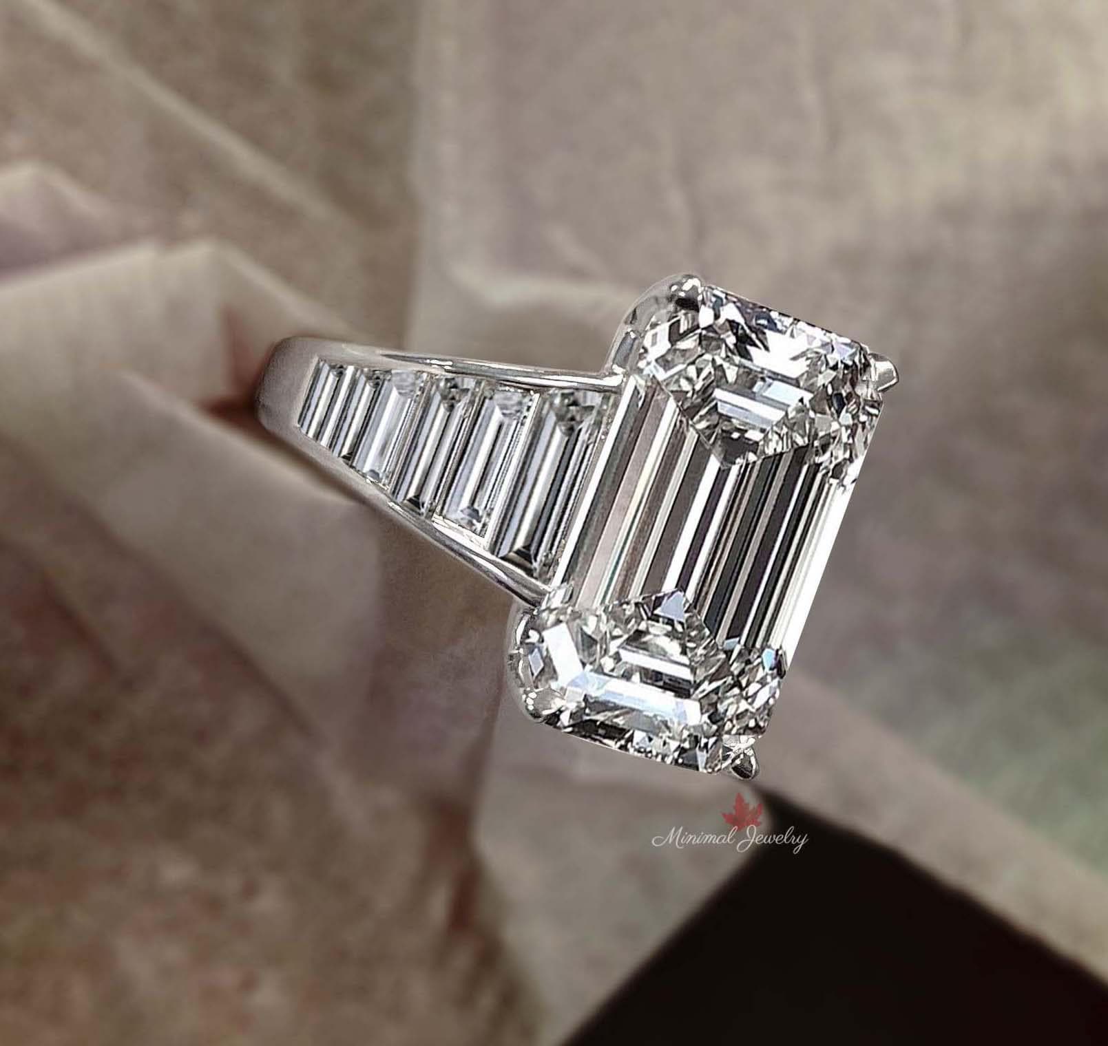 8カラットのエメラルドカットモアッサナイト婚約指輪 14Kホワイト
