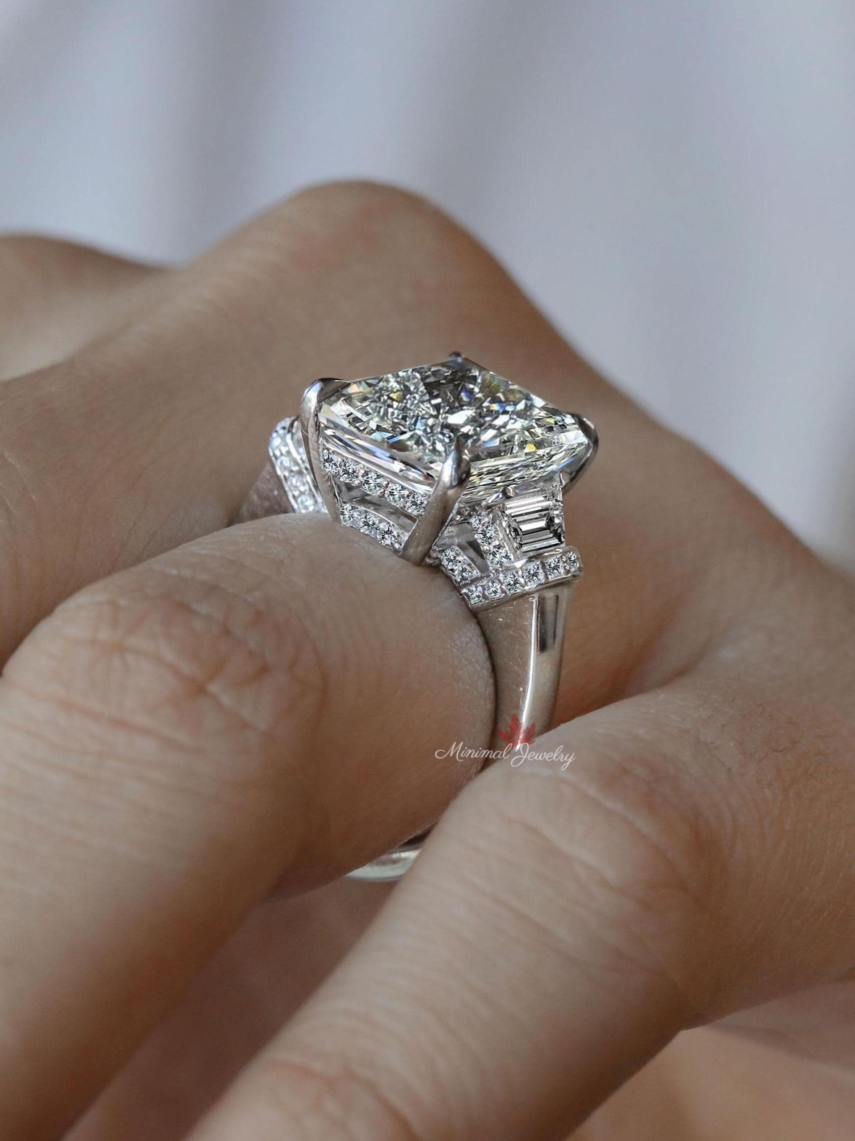 10カラットの輝くモアッサナイトの婚約指輪、大きな3石リング、隠れた 