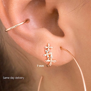 Pendientes de aro de oro de 14 quilates, delicados pendientes de aro con mini flores, pequeños pendientes de aro de oro macizo, pendientes de aro para cartílago.