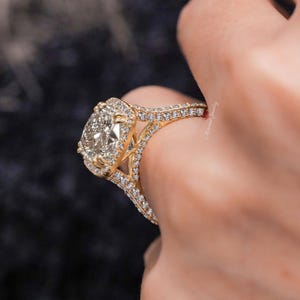 kussengeslepen halo verlovingsring 8,5 CT grote crushed ice langwerpige kussengeslepen moissaniet verlovingsring 14k gouden kathedraaltrouwring