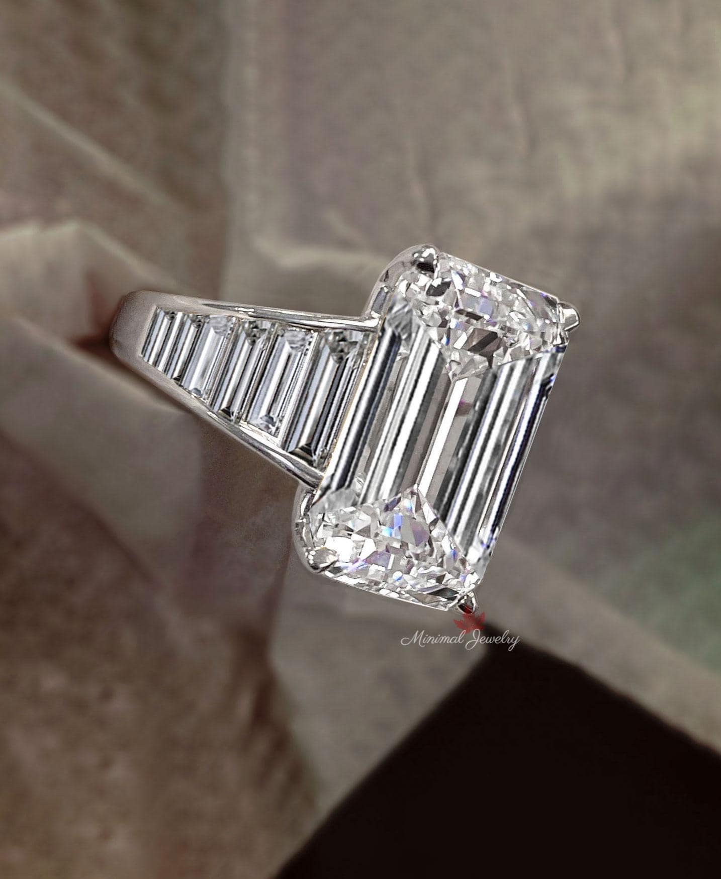 8カラットのエメラルドカットモアッサナイト婚約指輪 14Kホワイト