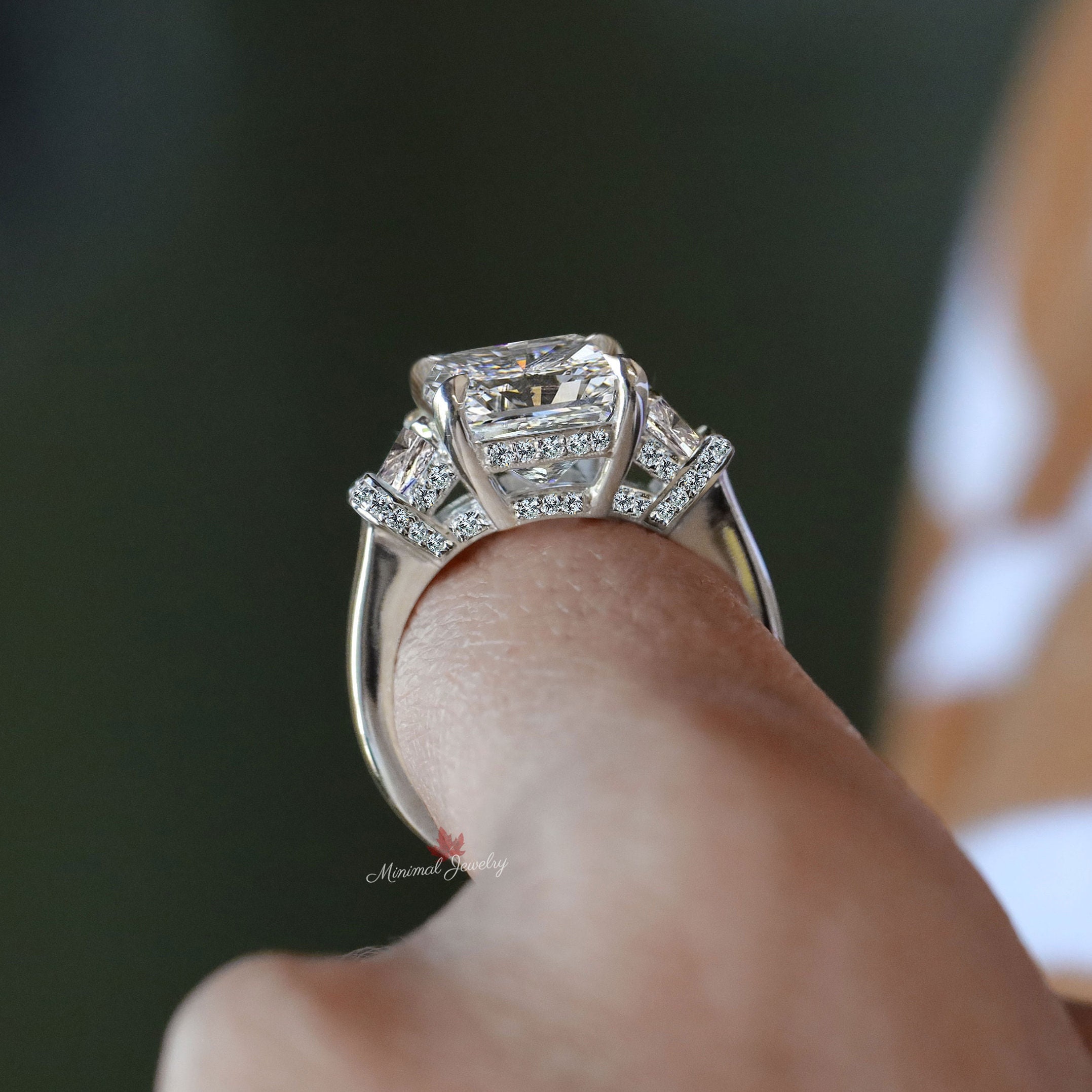 10カラットの輝くモアッサナイトの婚約指輪、大きな3石リング、隠れた