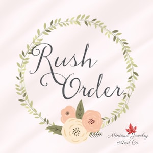以下が含まれることがあります： 「Rush Order」というテキストが書かれた緑の葉のリース。リースはピンクと白の花で飾られています。画像の下部に「Minimal Jewelry And Co.」というテキストがあります。