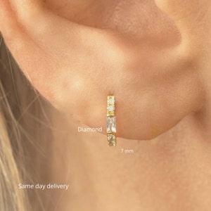 Kraakbeenring, Diamond Huggie-oorbellen, 14k massief gouden oorringen, kleine kleine hoepels, Diamond Hoops, baguette Huggies•kraakbeenoorbel