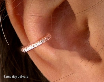Brinco de concha em ouro 14k com diamantes, sem necessidade de furo na orelha.