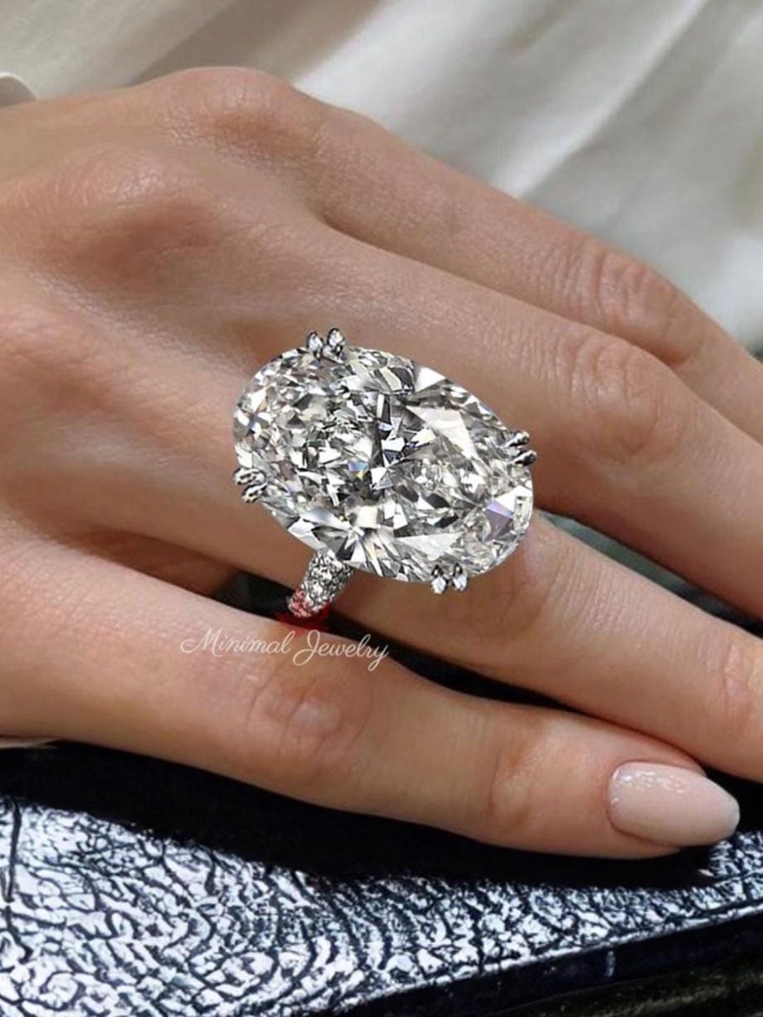 20カラットのオーバル型ソリティアモアッサナイト婚約指輪、大きな