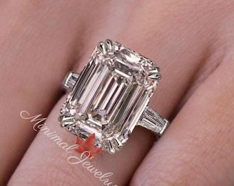 Anel de Noivado com Três Pedras de Moissanita Lapidada em Esmeralda 8CT, Anel de Casamento Marcante, Anel de Aniversário, Anel Grande com Moissanita Lapidada em Esmeralda e Detalhes em Baguete