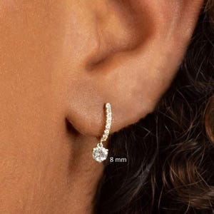 Petites créoles huggie en diamant avec breloque Petites créoles huggie en or massif 14 carats Boucles d'oreilles pendantes en diamant pendantes boucles d'oreilles pendantes diamants avec breloque