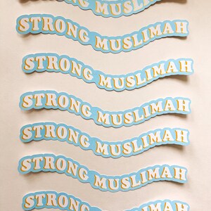 Puede incluir: Siete pegatinas azules y amarillas con el texto "Strong Muslimah" en una fuente curva.
