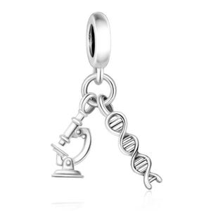 Puede incluir: Un charm de plata con un microscopio y una cadena de ADN. El charm tiene un lazo para sujetarlo a una pulsera o collar. El microscopio es detallado, y el ADN es una doble hélice.