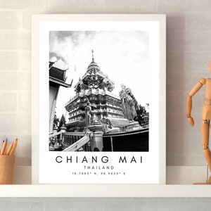 K&ouml;nnte beinhalten: Schwarzwei&szlig;foto eines Tempels in Chiang Mai, Thailand. Unter dem Bild ist der Text "CHIANG MAI" und "THAILAND" sowie die Koordinaten "18.7883&deg; N, 98.9853&deg; E" gedruckt.