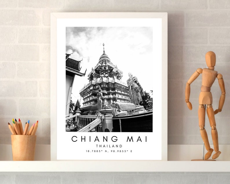 K&ouml;nnte beinhalten: Schwarzwei&szlig;foto eines Tempels in Chiang Mai, Thailand. Unter dem Bild ist der Text "CHIANG MAI" und "THAILAND" sowie die Koordinaten "18.7883&deg; N, 98.9853&deg; E" gedruckt.