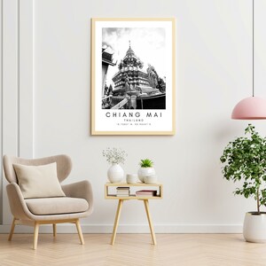 K&ouml;nnte beinhalten: Schwarzwei&szlig;foto eines Tempels in Chiang Mai, Thailand. Das Bild ist gerahmt und h&auml;ngt an einer wei&szlig;en Wand.