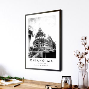K&ouml;nnte beinhalten: Schwarzwei&szlig;foto eines Tempels in Chiang Mai, Thailand. Der Tempel ist ein mehrst&ouml;ckiges Bauwerk mit aufwendigen Details. Der Text "CHIANG MAI" und "THAILAND" ist unter dem Bild gedruckt, zusammen mit den Koordinaten "18.7885&deg; N, 98.9855&deg; E".