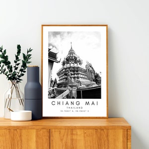 K&ouml;nnte beinhalten: Schwarzwei&szlig;foto eines Tempels in Chiang Mai, Thailand. Das Bild ist gerahmt und enth&auml;lt den Text "Chiang Mai, Thailand 18.7885&deg; N, 98.9855&deg; E".