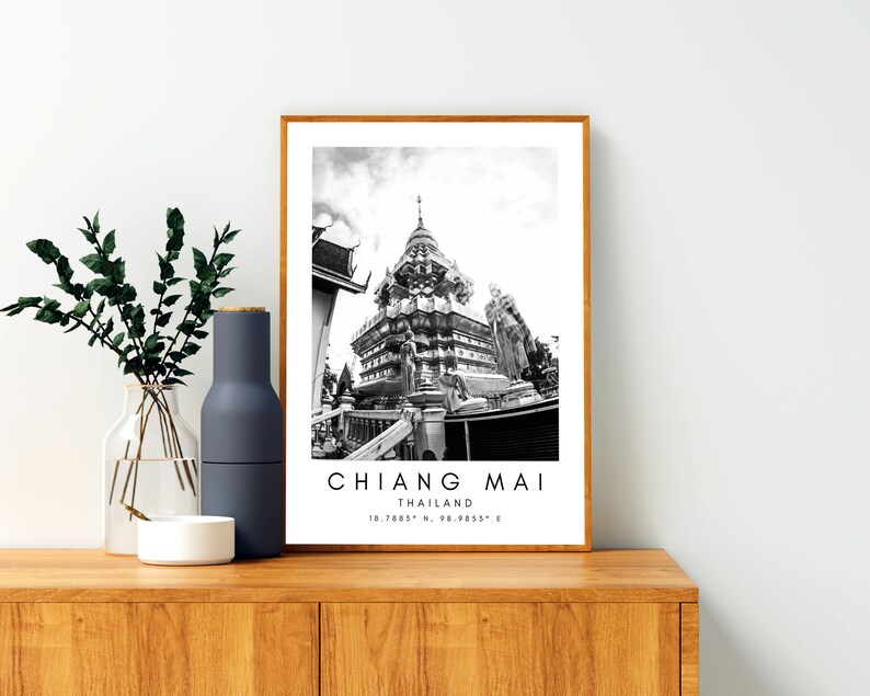 K&ouml;nnte beinhalten: Schwarzwei&szlig;foto eines Tempels in Chiang Mai, Thailand. Das Bild ist gerahmt und enth&auml;lt den Text "Chiang Mai, Thailand 18.7885&deg; N, 98.9855&deg; E".