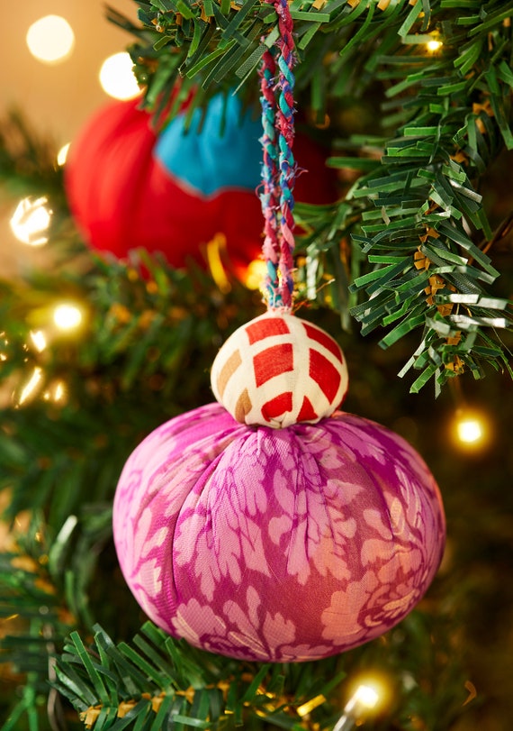 Tessuto Sari DECORAZIONI per albero di NATALE PALLINE Palline di Natale  indiane Ornamenti appesi Decorazioni in tessuto Parete Porta Finestra Boho  -  Italia