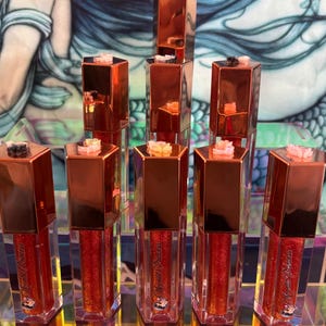 Feuerherz Lipgloss | Spiced Ruby Red Gloss mit Geschmolzenem Schimmer | Aelin / TOG inspiriert Make-up | Vegan Feuchtigkeitsspendender Lipgloss | Bücherwurm Schönheit