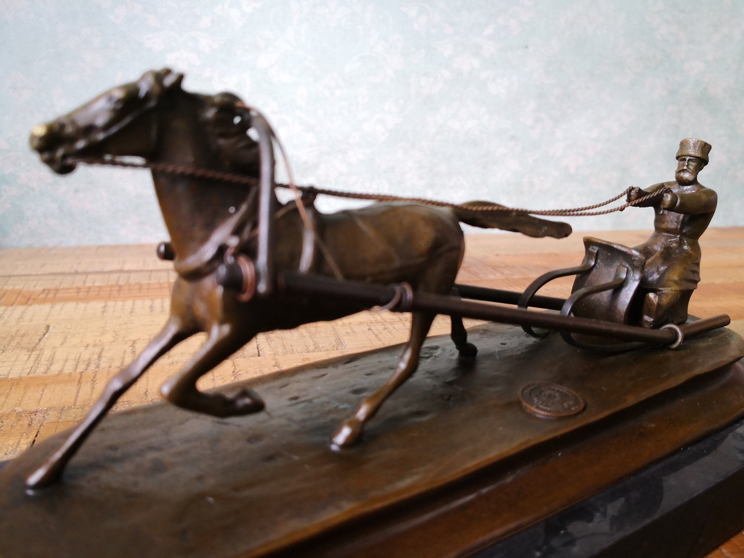 Pferdeschlitten und Kutscher Bronze Statue Mann in Schlitten mit Pferd 