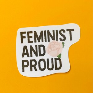 Autocollant diecut féministe et fier ~ Autocollant féministe ~ Autocollant résistant aux intempéries ~ Cadeaux pour femmes ~ Autocollant Girl Power ~ Autocollant Diecut