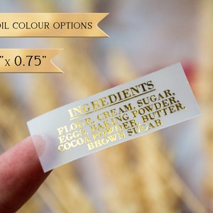 Peut inclure: Un autocollant rectangulaire transparent avec un lettrage en feuille d'or qui indique "INGRÉDIENTS : FARINE, CRÈME, SUCRE, ŒUFS, POUDRE À PÂTE, POUDRE DE CACAO, BEURRE, SUCRE BRUN". L'autocollant mesure 5,1 cm sur 1,9 cm.
