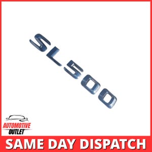 Può includere: Un emblema automobilistico con finitura cromata che presenta il testo alfanumerico SL500 disposto in diagonale. Le lettere e i numeri hanno una superficie metallica riflettente con bordi arrotondati e un aspetto tridimensionale su sfondo neutro.