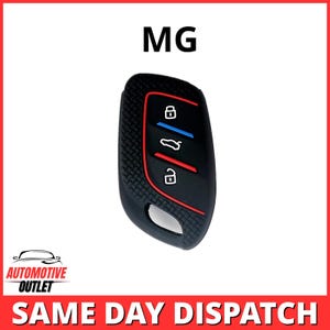 Puede incluir: Una funda de silicona negra para llave de coche MG con agarre lateral texturizado, borde rojo y tres iconos blancos que representan el bloqueo, la apertura del maletero y el desbloqueo con franjas horizontales azules y rojas.