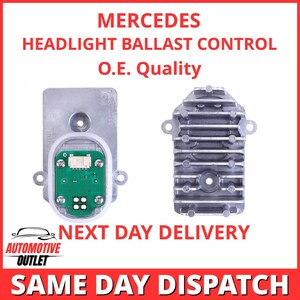 Peut inclure: Un module de commande de ballast de phare Mercedes en métal argenté présenté sous deux angles. Le côté gauche affiche un circuit imprimé vert avec un connecteur blanc, tandis que le côté droit montre un dissipateur thermique en aluminium.