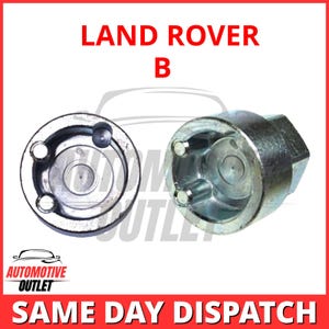 Può includere: Due copri dado ruota in metallo argentato per un Land Rover. I copri dado hanno tre punte e un foro centrale. Il testo "LAND ROVER B" è stampato sopra i copri dado.