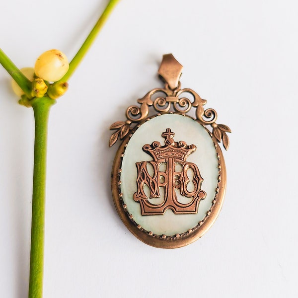 Pendantif ancien reliquaire porte photo cheveux nacre monogramme Notre Dame couronne laiton