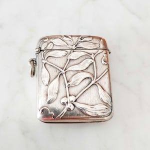 Antica custodia edoardiana pirogena con foglie di vischio pirogeno in argento sbalzato Art Nouveau Jugendstil Germania custodia vesta sicura