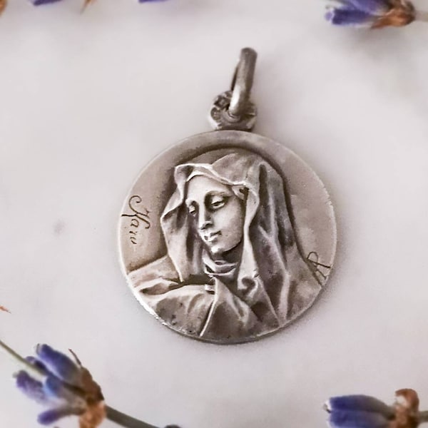 Médaille religieuse ancienne Vierge Marie signée Karo AP argent repoussé français Art Nouveau edouardienne