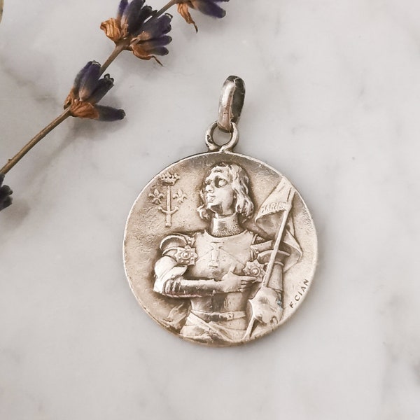 Médaille religieuse ancienne édouardienne Jeanne d'Arc guerrière signée F Cian argent Art Nouveau