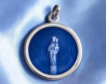 Antyczny szwajcarski medal ze srebra próby 925, 2,4 cm (0,94 cala), 5,1 g, niebieska emalia giloszowana, Matka Boska z Dzieciątkiem, francuski importowany znak probierczy w kształcie łabędzia, symbol religijny
