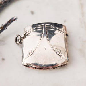 Antica custodia edoardiana pirogena in argento 800 sbalzato Art Nouveau Jugendstil vesta con cassaforte