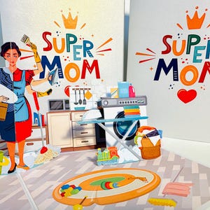 Puede incluir: Una tarjeta emergente 3D con el tema "Super Mamá". La tarjeta presenta a una mujer con múltiples brazos, sosteniendo un bebé, un reloj, una plancha y un cepillo, rodeada de artículos para el hogar. Se muestra el texto "Super Mamá".